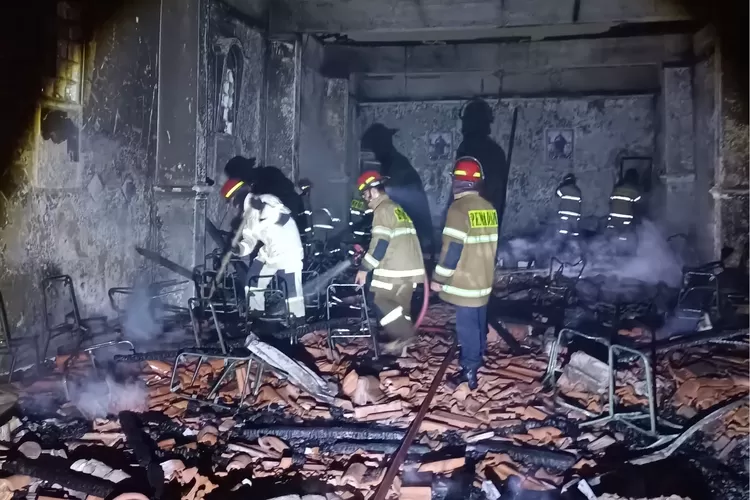 Bangunan Gereja Garis Besar Pelayanan (GBP) Shalom Depok, yang terletak di Kelurahan Cisalak, Kecamatan Sukmajaya, ludes terbakar, Selasa (23/7).  (RADAR DEPOK)