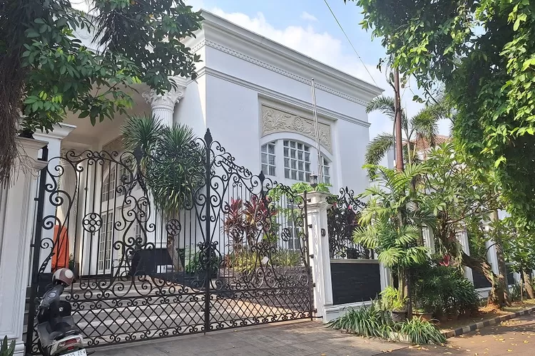 Penampakan kediaman Herman Hery atau HH di Komplek Puncak Pesanggrahan VIII/28 OC 13, Kecamatan Limo, Kota Depok tampak sepi saat disambangi Radar Depok usai penggeledahan dari KPK. (YUSTIN/RADAR DEPOK)