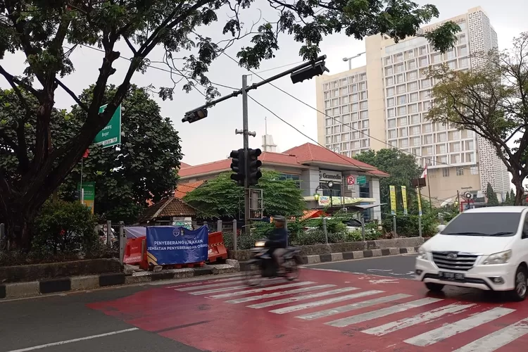 Jalur penyeberangan orang yang berada di depan eks gedung SDN Pondok Cina 1 ditutup mulai Rabu (24/7). (FATHIR HIZBULLAH/RADAR DEPOK)