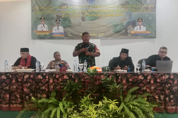 Kapolsek Sukmajaya Kompol Margiyono dan Danramil 03 Sukmajaya, Kapten Infanteri Aswan Siregar, dalam giat pertemuan rakor optimalisasi peran organisasi kemasyarakat dan keagamaan wilayah Kecamatan Sukmajaya, di Ruang Kemuning 1, Jalan Mekarsari Raya No. 15, Kecamatan Cimanggis, Kamis (25/7).  (DOKUMEN KECAMATAN SUKMAJAYA)