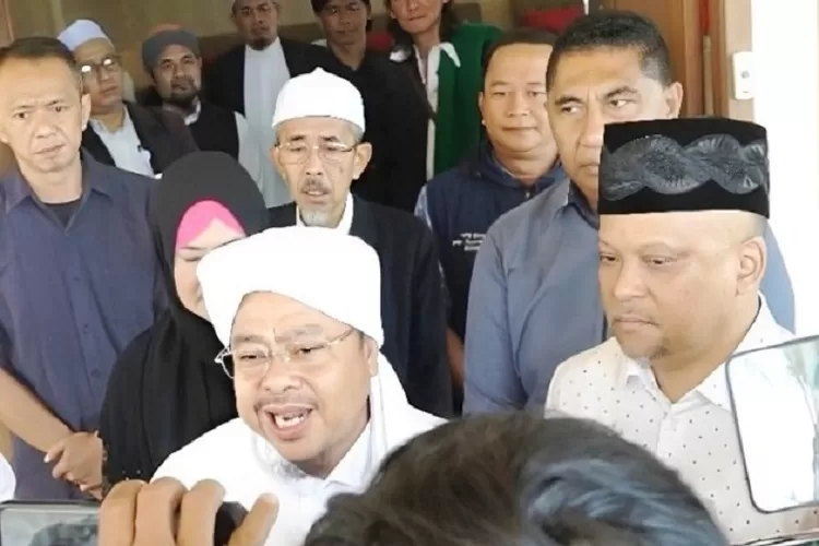 SILATURAHMI: Ilham Habibie usai silaturahmi bersama Pimpinan Ponpes Terekat Al Idrisiyyah, Syekh Akbar Muhammad Fathurahman, Rabu (24/7/2024). (RADAR BOGOR)