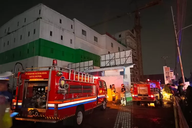 Dinas Damkar dan Penyelamatan Kota Depok menangani kebakaran yang terjadi di halaman Rumah Sakit Citra Arafiq, Kelurahan Tugu, Kecamatan Cimanggis Kota Depok. (ALDY RAMA/RADAR DEPOK)