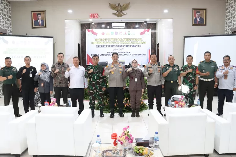 Foto bersama Forkopimda Kota Depok usai rapat koordinasi lintas sektoral di aula Mapolres Metro Depok. (POLRES METRO DEPOK)