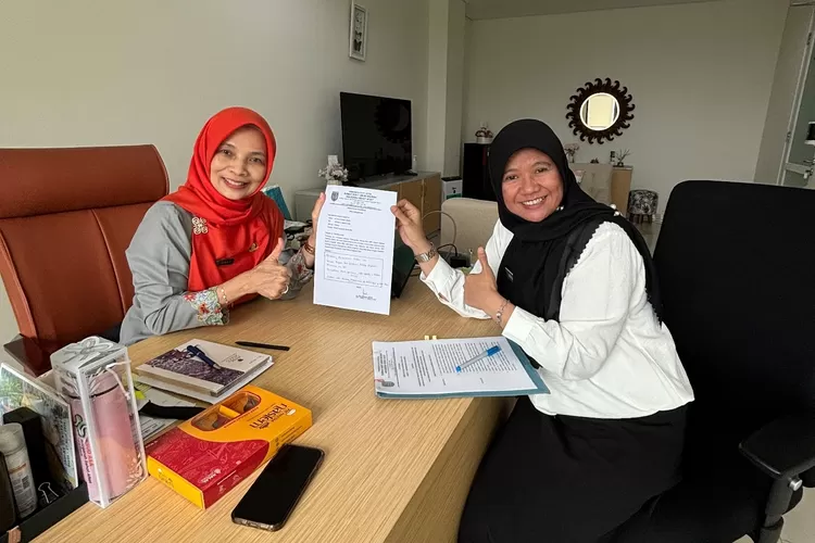 Direktur RSUD ASA Kota Depok, Enny Ekasari (kiri) memberikan dukungan kepada Simpul yang akan diterapkan di RSUD ASA.