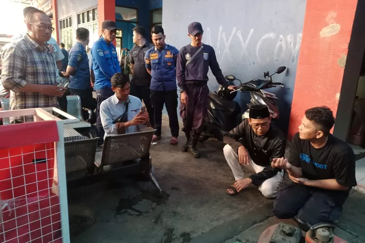 Wakil Walikota Depok, Imam Budi Hartono (pakai peci) bersama Sandi Butar Butar, mengecek kondisi alat pemadam di UPT Damkar Cimanggis, Minggu (28/7). 