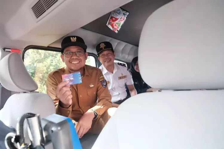 Wakil Walikota Depok, Imam Budi Hartono, menjajal angkot AC Mikro Trans Depok (Pemkot Depok)