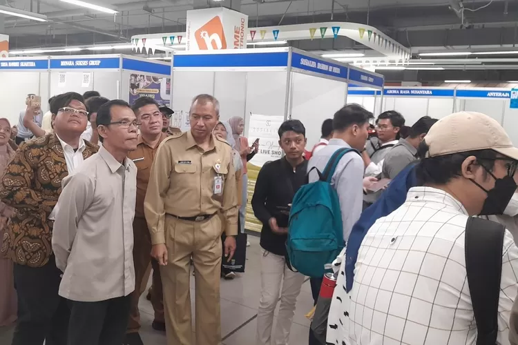 Kepala Disnaker Kota Depok, Sidik Mulyono membuka dan memantau langsung kegiatan bursa kerja di Detos, Senin (29/7).