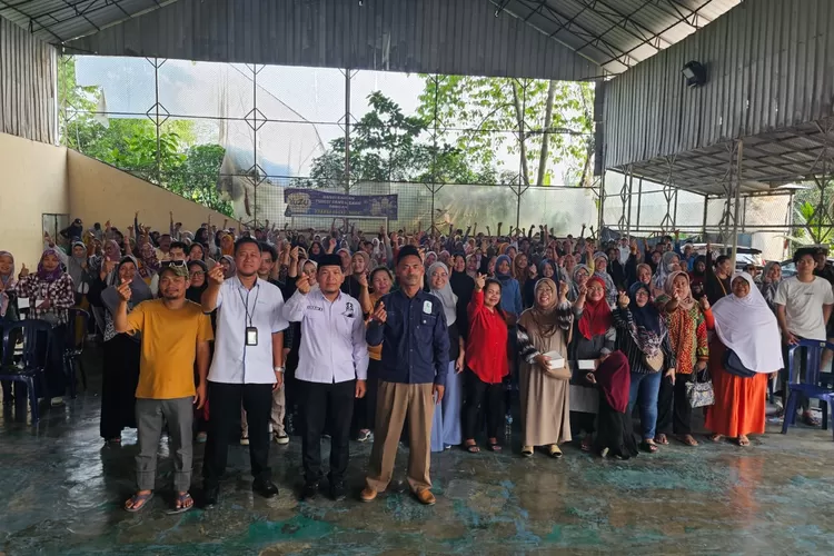 SOSIALISASI : BPJamsostek bersama Anggota IX DPR RI, Wenny Haryanto saat lakukan sosialisai Perlindungan Kematian dan Kecelakaan Kerja di Kelurahan Cilangkap, Kecamatan Tapos, Kota Depok.  (DOKUMEN BPJS KETENAGAKERJAAN KOTA DEPOK)
