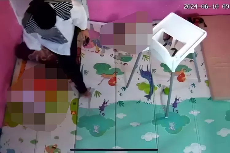 Rekaman CCTV yang memperlihatkan seorang pemilik daycare di Depok diduga menganiaya MK, anak Rizki Dwi Utari