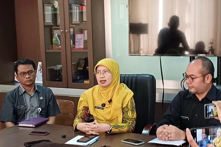 Jumpa pers Dinas Kesehatan Kota Depok soal Kilink kecantikan WSJ Beauty Depok, yang terdiri di Kelurahan Beji Timur, Kecamatan Beji. (ANDIKA EKA/RADAR DEPOK)