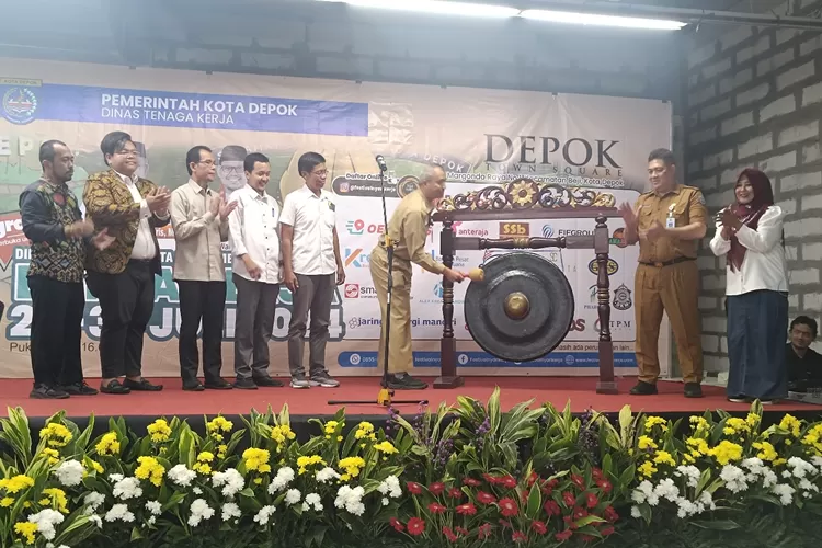 Kadisnaker, Sidik Mulyono membuka kegiatan bursa kerja atau job fair yang dilaksanakan di Depok Town Square pada 29-30 Juli 2024. (ANDIKA EKA/RADAR DEPOK)