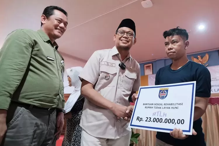 Wakil Walikota Depok, Imam Budi Hartono (tengah) menyerahkan secara simbolis bansos RTLH dari program KDS kepada warga Beji di Aula Kantor Kecamatan Beji. (Pemkot Depok)