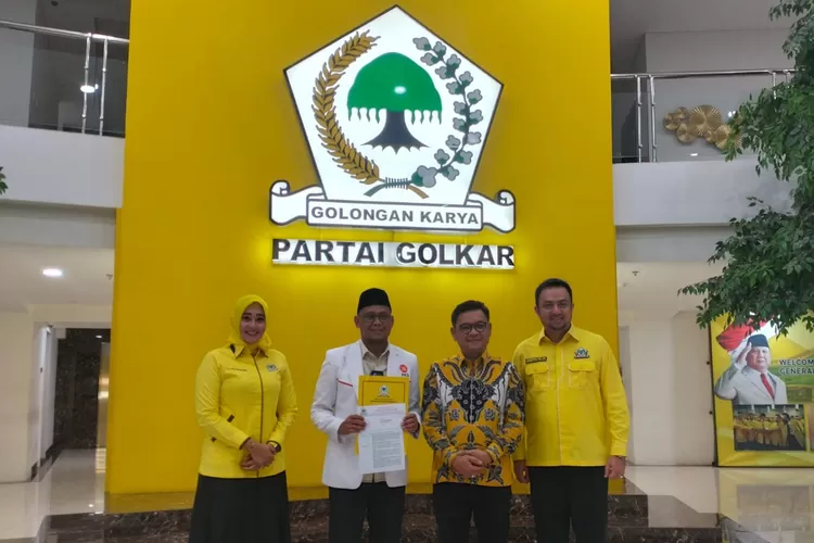 (kiri ke kanan) Calon Wakil Walikota Depok Ririn Farabi Arafiq, Calon Walikota Depok Imam Budi Hartono, Ketua DPD Partai Golkar Jawa Barat Ace Hasan Syadzily, dan Ketua DPD Partai Golkar Kota Depok Farabi A Arafiq, usai menerima SK Pilkada Depok, Kamis (1/8). 