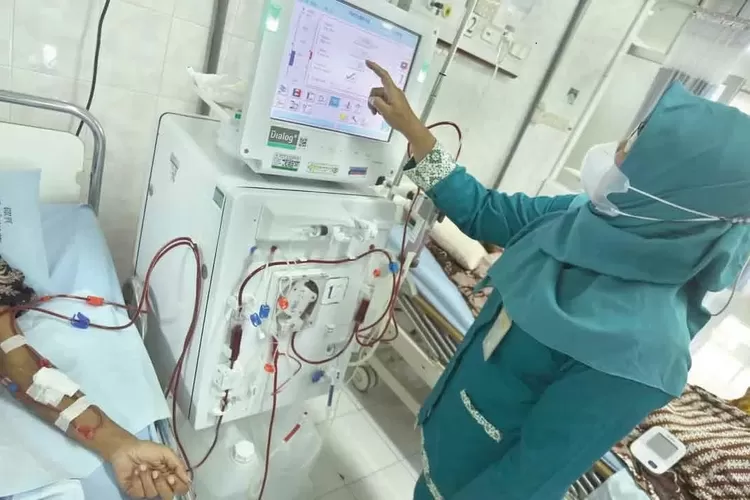 ILUSTRASI : Petugas kesehatan saat memantau pasien yang sedang melakukan cuci darah secara rutin.&nbsp; (ISTIMEWA)