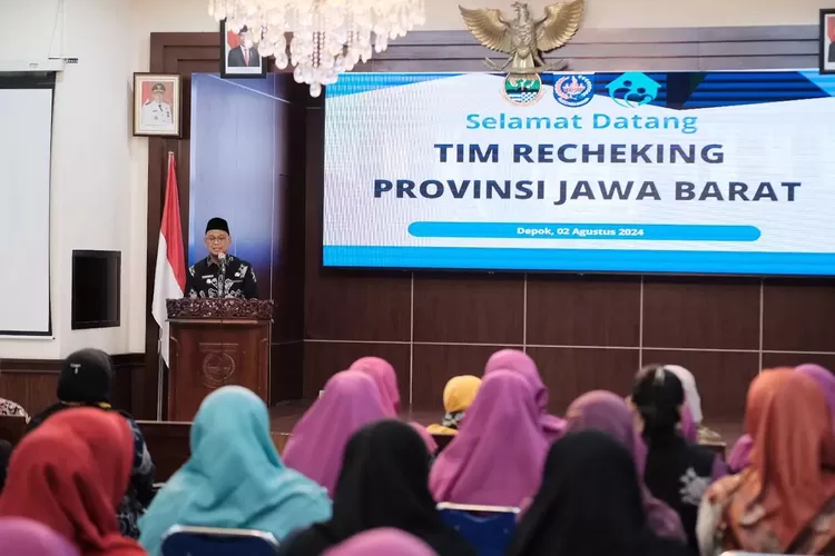 Wakil Walikota Depok, Imam Budi Hartono saat menerima Tim Rechecking Penilai Lomba Posyandu Tingkat Jawa Barat, di Aula Teratai, Balaikota Depok. (Pemkot Depok)