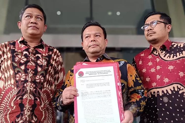 Tim BBHAR DPP PDI Perjuangan,&nbsp;Johannes L. Tobing dan Army Mulyanto (kiri) saat memberikan keterangan kepada wartawan di Gedung KPK, beberapa waktu lalu.  (ISTIMEWA)