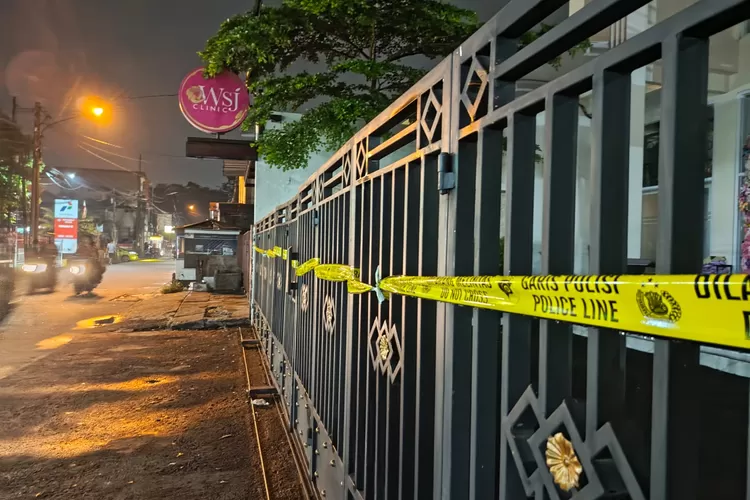 WSJ Clinic terletak di Jalan Ridwan Rais, Kelurahan Beji Timur, Kecamatan Beji, yang sudah di beri garis polisi. (ALDY RAMA/RADAR DEPOK)