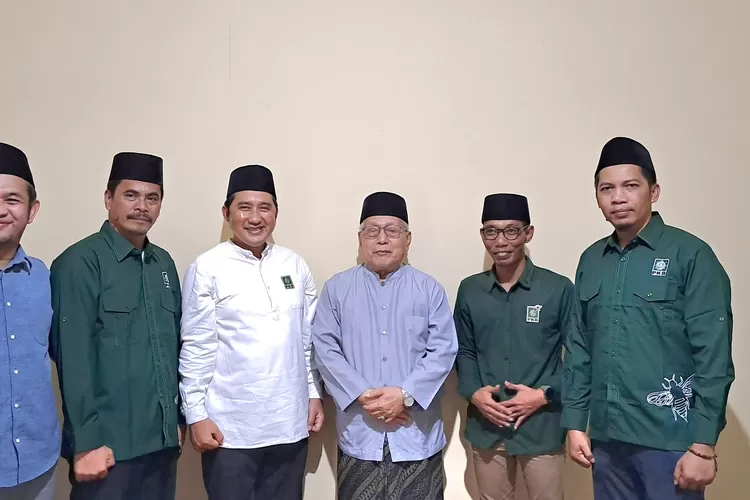Calon Wakil Walikota Depok, Chandra Rahmansyah bersama DPC PKB Depok ketika sowan ke kediaman Dewan Syuro DPP PKB, Kyai Syihabuddin (DOKUMEN DPC PKB Depok)
