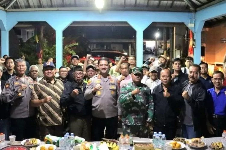 Kapolres Metro Depok, Kombes Arya Perdana saat Ngopi Kamtibmas di wilayah Sukmajaya, beberapa waktu lalu. (ISTIMEWA)
