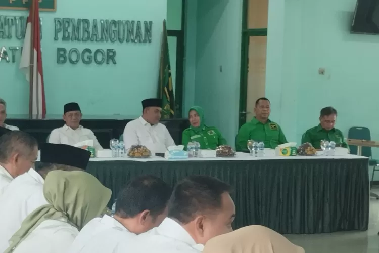 Calon bupati Bogor Rudy Susmanto berbincang dengan Ketua DPC PPP Kabupaten Bogor saat silaturahmi politik ke markas partai berlambang Kakbah pada Senin, 5 Agustus 2024. (Diki Wahyudi)