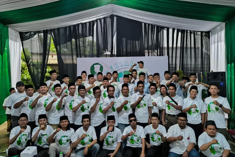 Gerakan Muda Supian Suri (Guss) saat memberikan salam komando untuk kemenangan Calon Walikota Depok, Supian Suri di TMB Taman Pintar PMMD, Kecamatan Sawangan, Kota Depok.  (DOKUMEN TIM SS)