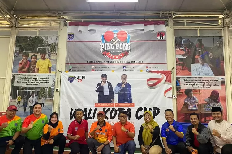 Wakil Walikota Depok Imam Budi Hartono (kelima dari kiri) usai membuka pertandingan di GOR Griya Tugu Asri (GTA), Kecamatan Cimanggis. (ISTIMEWA)