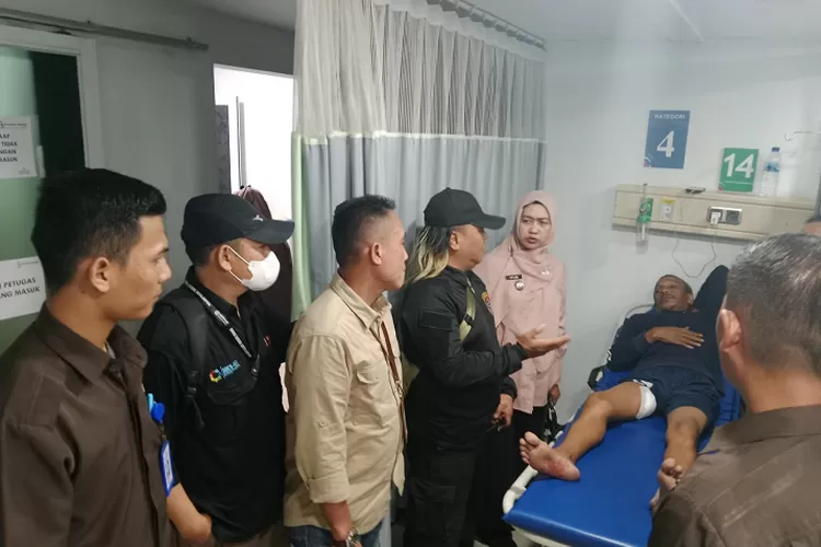 Lurah Mekarjaya, Nelda Purnadia Wardhani saat menjenguk anggota Linmas yang kena bacok saat melerai aksi tawuran di wilayahnya, beberapa waktu lalu.  (DOKUMEN KELURAHAN MEKARJAYA)