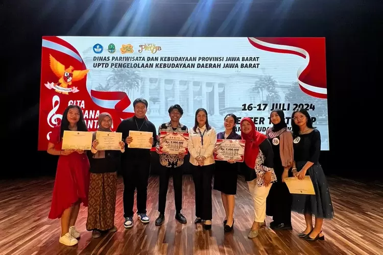 Devando Samuel Aldoni (kedua dari kiri) saat foto bersama peserta lainnya. (DOKUMEN DISPORYATA DEPOK)