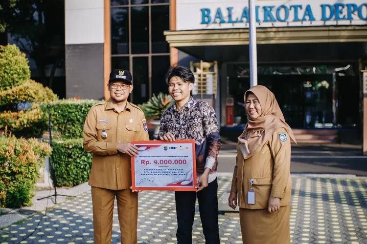 Wakil Walikota Depok, Imam Budi Hartono (Kiri) menyerahkan uang pembinaan kepada Devando Samuel Aldoni (tengah) didampingi Pj Sekretaris Daerah (Sekda) Kota Depok, Nina Suzana usai apel pagi, di Balaikota Depok. (DOKUMEN PRIBADI)