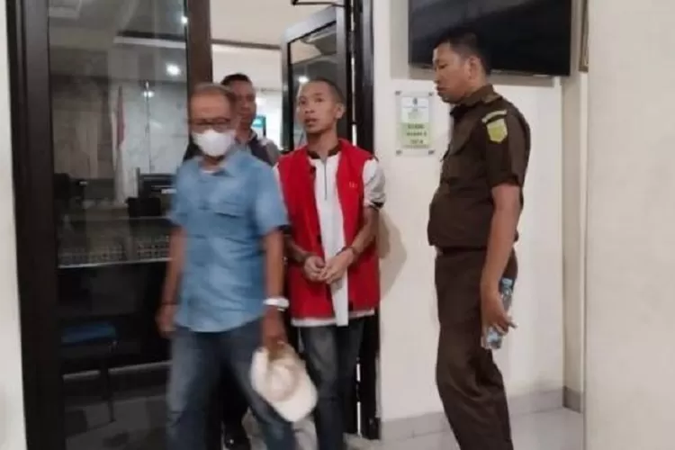 Yoga Pratama Kanit Jatanras gadungan yang menipu Taruna Akmil Anak Dandim usai menjalani sidang di PN Depok. (ISTIMEWA)