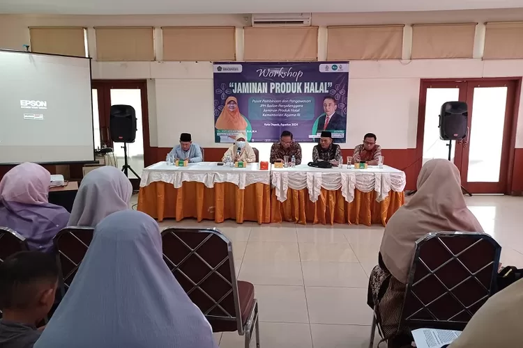 Anggota Komisi VIII DPR RI, Nur Azizah Tamhid, Kepala Pusat Pembinaan dan Pengawasan JPH BPJPH Kemenag RI, Dzikro dan Kepala Kementerian Agama RI Kota Depok, Enjat Mujiat dalam acara Workshop Jaminan Produk Halal yang diselenggarakan oleh Kementerian Agama RI di Restoran Simpang Raya, Kecamatan Beji (MONICA REISTIE/RADAR DEPOK)