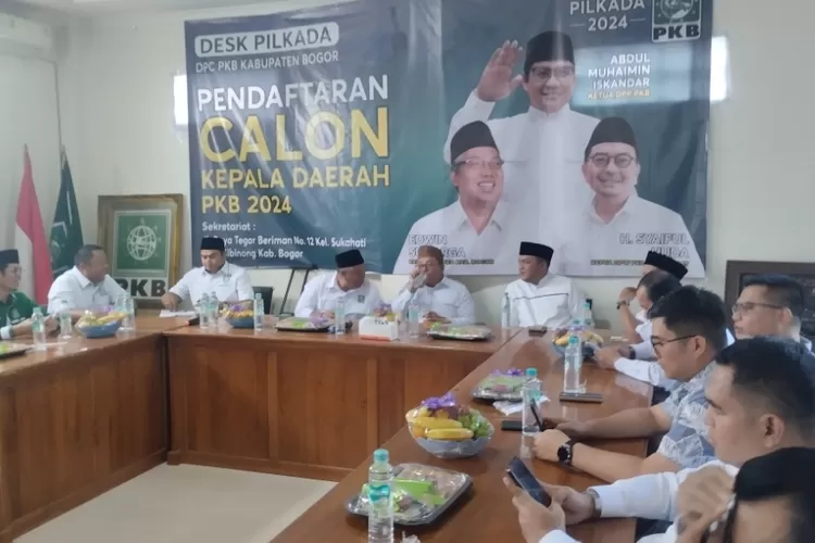 Calon bupati Bogor Rudy Susmanto (kanan depan) berbincang dengan Ketua DPC PKB Kabupaten Bogor Edwin Sumarga (empat depan) ketika kedua partai tersebut bertemu pada Jumat, 9 Agustus 2024.