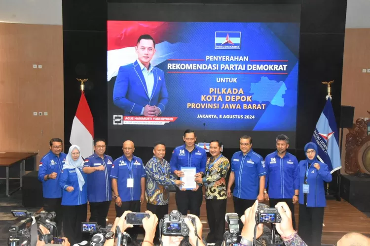 Ketum Partai Demokrat, Agus Harimurti&nbsp; Yudhoyono saat menyerahkan surat rekomendasi Pilkada Depok 2024 kepada pasangan calon Supian Suri dan Chandra Rahmansyah di Kantor DPP Partai Demokrat, Jakarta, Kamis (8/8).  (DOKUMEN RADAR DEPOK)