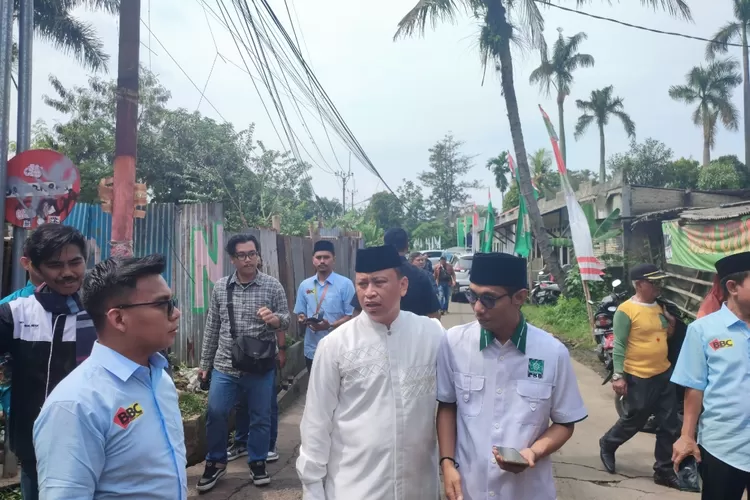Ketua Fraksi PKB DPRD Kota Depok, Siswanto (kanan) saat mendampingi Walikota Depok, Supian Suri (kiri) saat menyapa masyarakat (DOKUMEN PRIBADI)