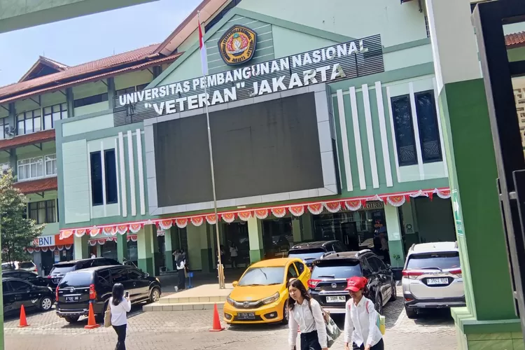 ILUSTRASI : Sejumlah mahasiswa saat melintas di depan Gedung Rektorat UPV Veteran Jakarta, Pondok Labu, Jakarta Selatan, beberapa waktu lalu.  (GERARD SOEHARLY/RADAR DEPOK)