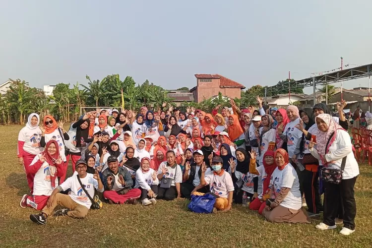Anggota DPRD Kota Depok dari PKS, Ubaidilah saat bersama dengan Pelaku UMKM dalam Launching Warung IBH di Lapangan Sepakbola Poncol, Kelurahan Tanah Baru, Kecamatan Beji, Kota Depok, Minggu (11/8/2024) (DOKUMEN PRIBADI)