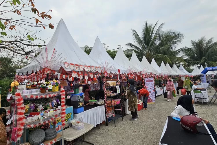 Barisan Stan WUB Kecamatan Cimanggis dalam Lomba Hari Koperasi ke 77, Alun-Alun Depok, Kelurahan Jatimulya, Kecamatan Cilodong, Minggu (10/8).  (AGNESYA WIANDA/RADAR DEPOK)