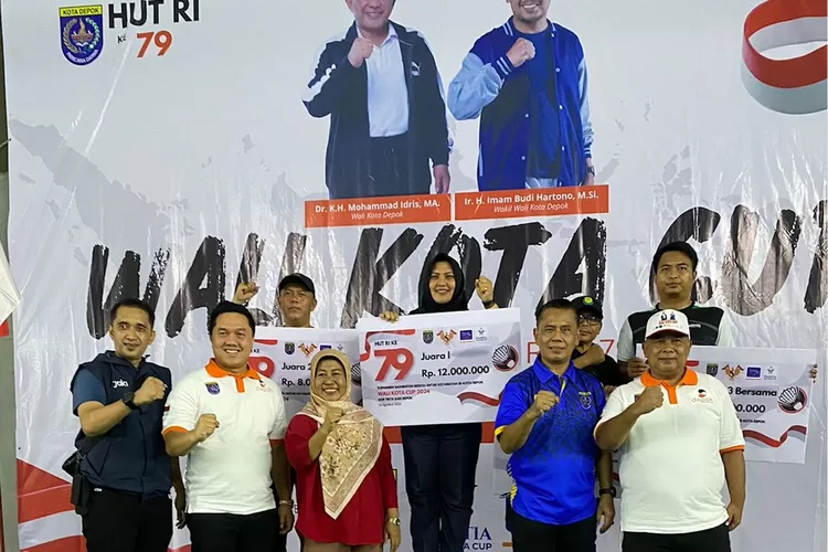 BANGGA : Kecamatan Pancoranmas, Kota Depok, yang berhasil menorehkan prestasi juara petama pada Cabang Olahraga (Cabor) bulu tangkis dalam kompetisi Walikota Cup 2024, berlangsung di GOR Tirtasari, Sukmajaya, Kota Depok, Sabtu (10/8). (ALDY RAMA/RADAR DEPOK)