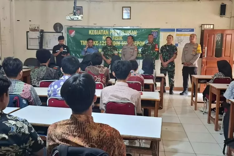 GIAT : Penyuluhan yang dilakukan Satgas TMMD ke-121 Kota Depok, perihal bahaya narkoba dan kenakalan remaja yang berlangsung di Sekolah Al Hasra, Kelurahan Bojonngsari Baru, Kecamatan Bojongsari, Kota Depok. (DOKUMENTASI NARASUMBER)
