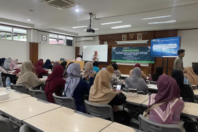 Suasana saat Tim Pengmas FEB UPNVJ melakukan edukasi Wira Usaha Baru Dkerens  di Gedung Soepomo, Kelas C201, UPN Veteran Jakarta. (DOKUMEN FEB UPNVJ)