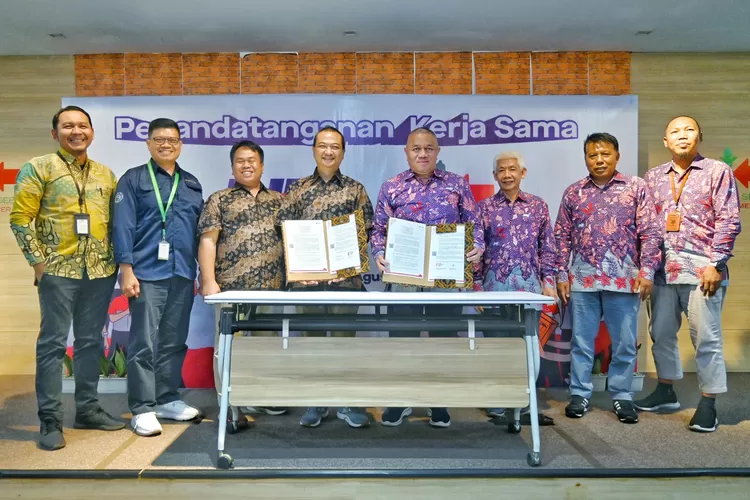 Ahmad Fiqri Mubarok (Legal Manager), Indra Kusuma Jaya (GM Supply Chain), Abdurahman (Supply &amp; Demand Planner Manager), Isak Heryawan (Finance &amp; ICT Director, and Interim Seed Operations Director), M. Feriadi (President Director JNE), Chandra Fireta (Director JNE), Edi Santoso (Director JNE) (DOKUMEN JNE)