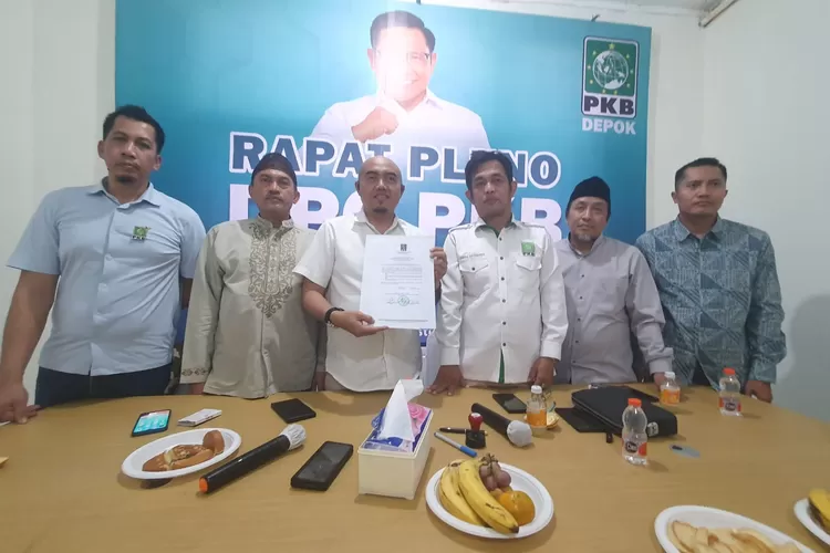 PLENO : Ketua DPC PKB Kota Depok, M Faizin didampingi Sekretaris DPC PKB Kota Depok, Iwan Setiawan serta Dewan Syuro DPC PKB Depok usai melangsungkan Rapat Pleno di Kantor DPC PKB Kota Depok, Jalan Siliwangi, Kota Depok, Selasa (13/8/2024).  (ARNETKELMANUTU/RADARDEPOK  )