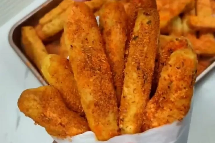 Resep stik singkong yang gurih dan renyah ini bisa jadi ide jualan (Screenshot Yotube Delmia Cooking)