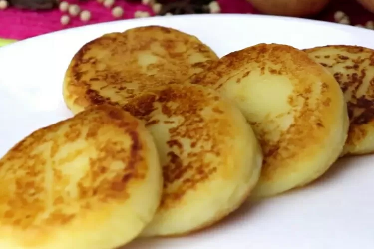 Resep Pancake Kentang ala Korea yang enak dan mudah (Screenshot Youtube Mama Bule)