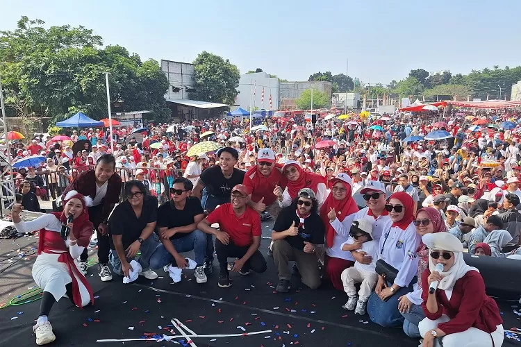 Walikota Depok Mohammad Idris (topi oranye putih) didampingi Istrinya Elly Farida (topi putih), Wakil Walikota Depok Imam Budi Hartono (topi oranye), Ketum Walikota Cup Irfan Januar (menggendong anak) saat foto bersama dari atas panggung puncak perayaan HUT ke 79 RI tingkat Kota Depok di White House (RADAR DEPOK)