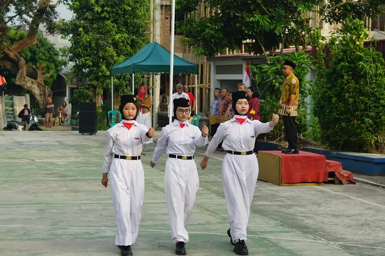 Sejumlah anak menjadi Paskibra dalam upacara bendera perojgatan HUT RI ke 79 di RW 3, Kelurahan Depok Jaya, Kecamatan Pancoranmas, Kota Depok, Sabtu (17/8).  (ISTIMEWA)