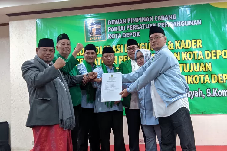 Pasangan calon walikota dan wakil walikota, Supian Suri dan Chandra Rahmansyah menerima SK dari DPC PPP Kota Depok usai Rapimcab di Hotel Bumi Wiyata, Jalan Margonda Raya, Kecamatan Beji.  (ISTIMEWA)