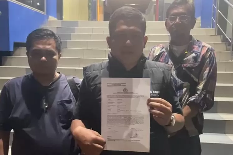 Tim BBHAR PDIP, Army Mulyanto menunjukan surat laporan polisi di Polda Metro Jaya, beberapa waktu lalu. (ISTIMEWA)