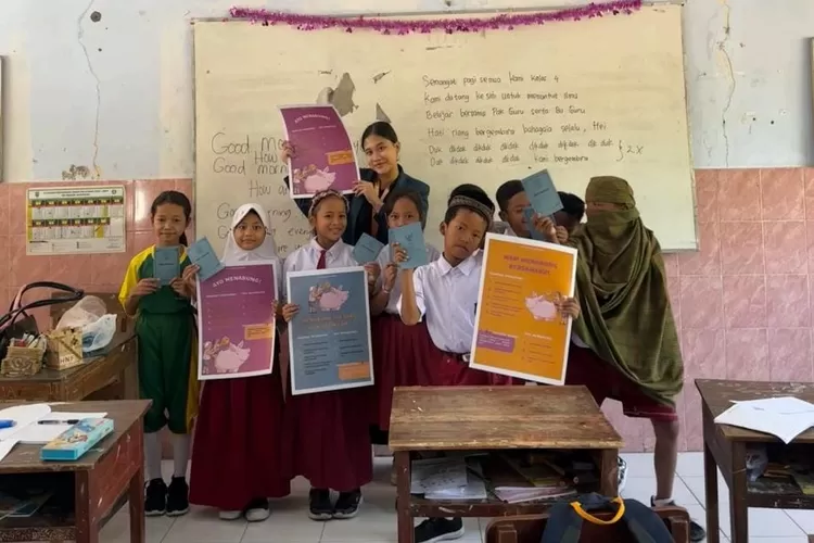 Mahasiswa Manajemen Universitas Diponegoro, Zhalfa Cesya Kurniawan Putri saat foto bersama siswa/i SDN Seworan dalam program KKN Jakuni.  (DOKUMEN PRIBADI)