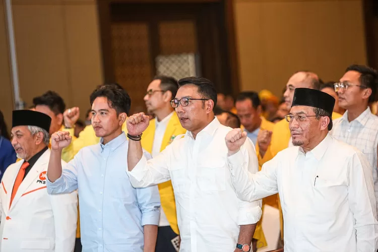 Bakal Calon Gubernur dan Calon Wakil Gubernur DKI Jakarta, Ridwan Kamil (kedua kanan) dan Suswono (kanan) bersama calon Wakil Presiden terpilih Gibran Rakabming Raka (kedua kiri) dan Presiden PKS Ahmad Syaikhu&nbsp; (kiri) dalam acara deklarasi di Hotel Sultan, Jakarta, Senin (19/8/2024). Koalisi Jakarta Baru untuk Jakarta Maju yang terdiri dari 12 Partai Politik resmi mendeklarasikan Ridwan Kamil dan Suswono sebagai Bakal Calon Gubernur dan Calon Wakil Gubernur di Pilkada DKI Jakarta 2024. (MIFTAHUL HAYAT/JAWA POS)